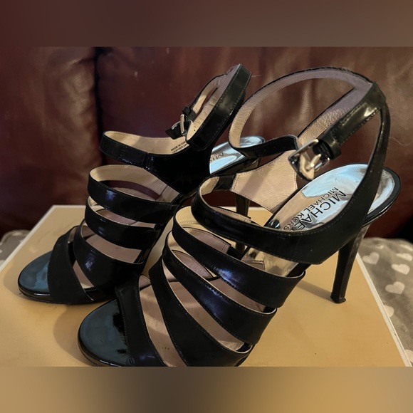 Michael Kors  Black Elena Sandal size 7M - Picture 1 of 3